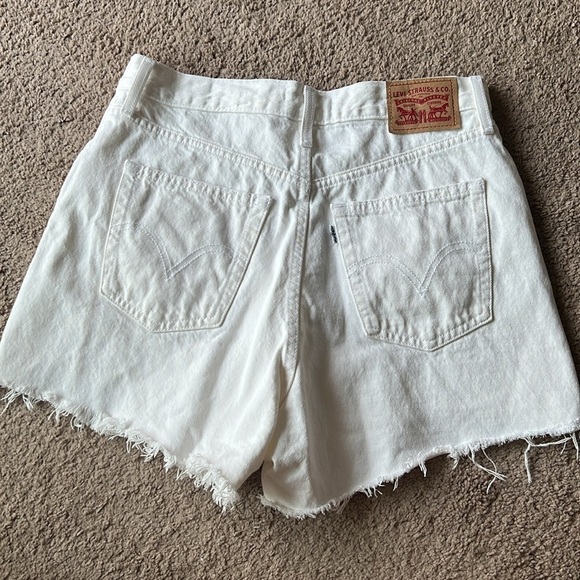 Levi’s High Waisted Mom Short White Distressed - Picture 4 of 8
